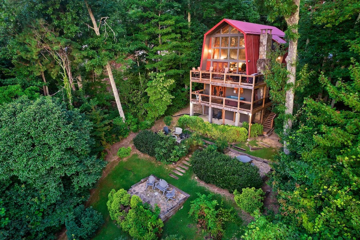 Homegrown Hideaways: Mountain Bearadise