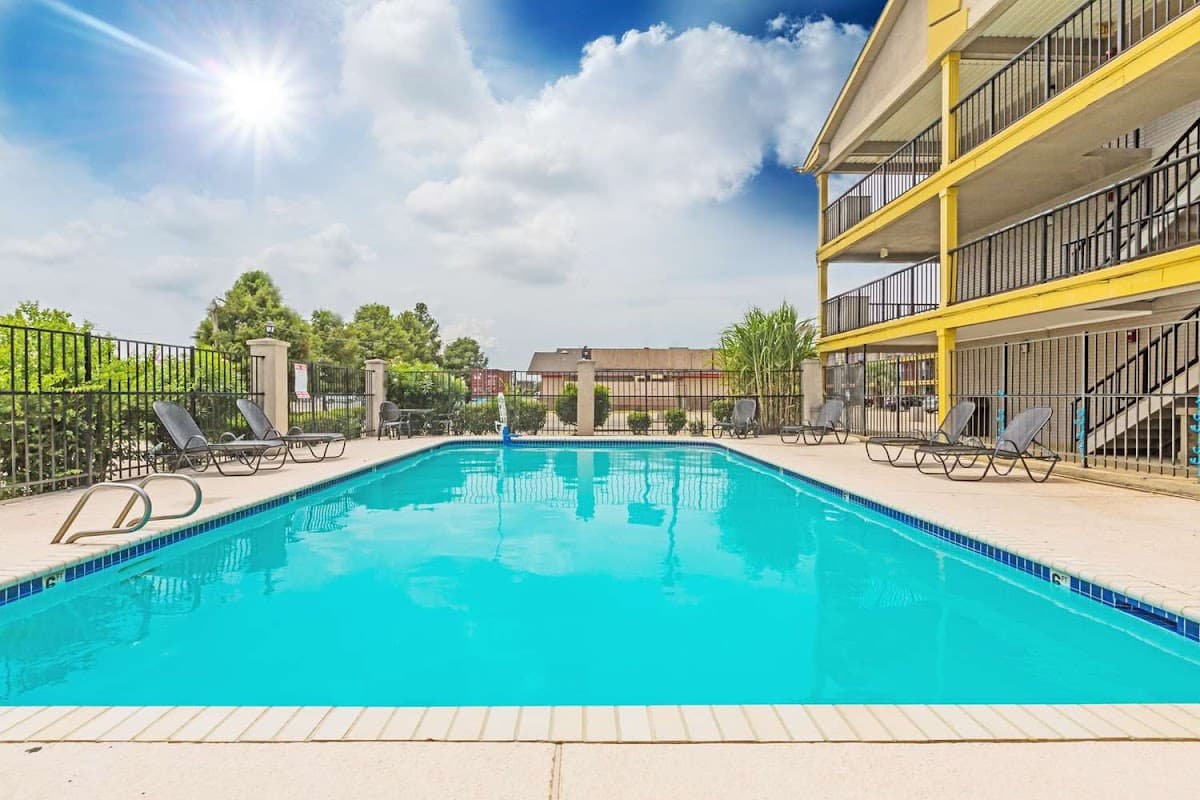 Super 8 by Wyndham Metairie