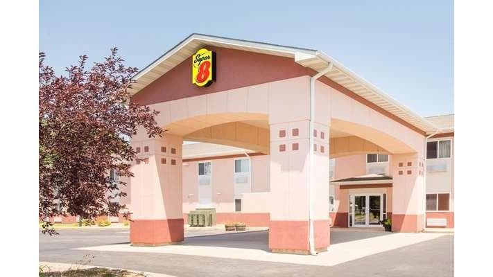 Super 8 by Wyndham Iola KS