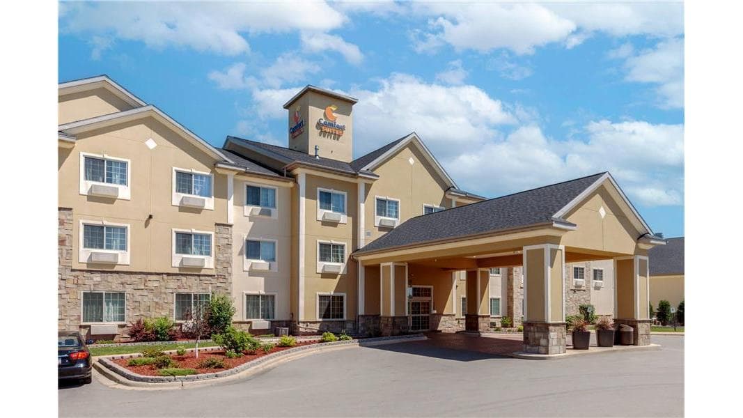 Comfort Suites Johnson Creek Conference Center