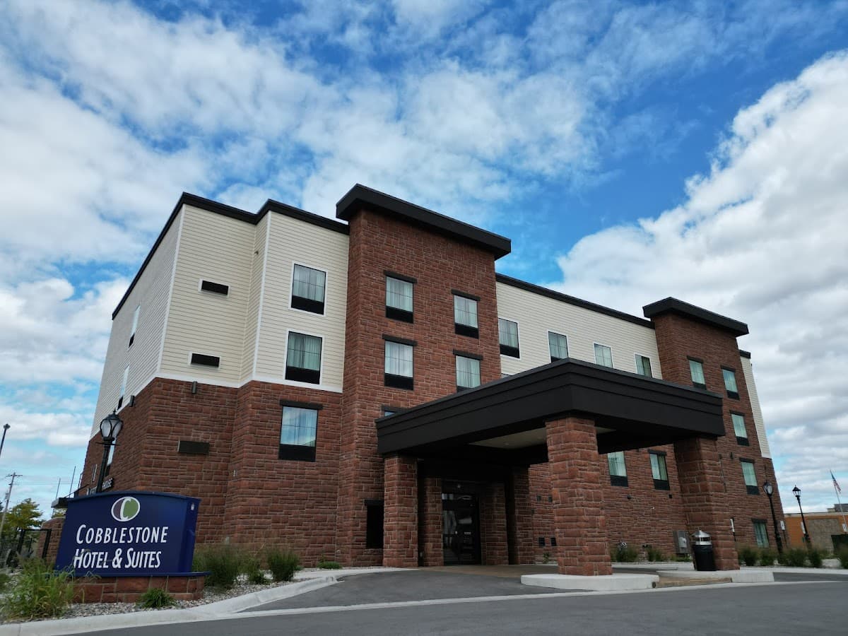 Cobblestone Hotel & Suites - Waukesha/West Milwaukee