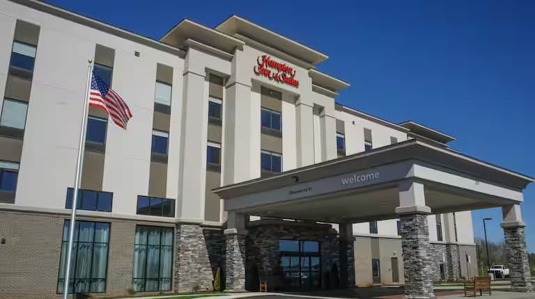 Hampton Inn & Suites Forest City