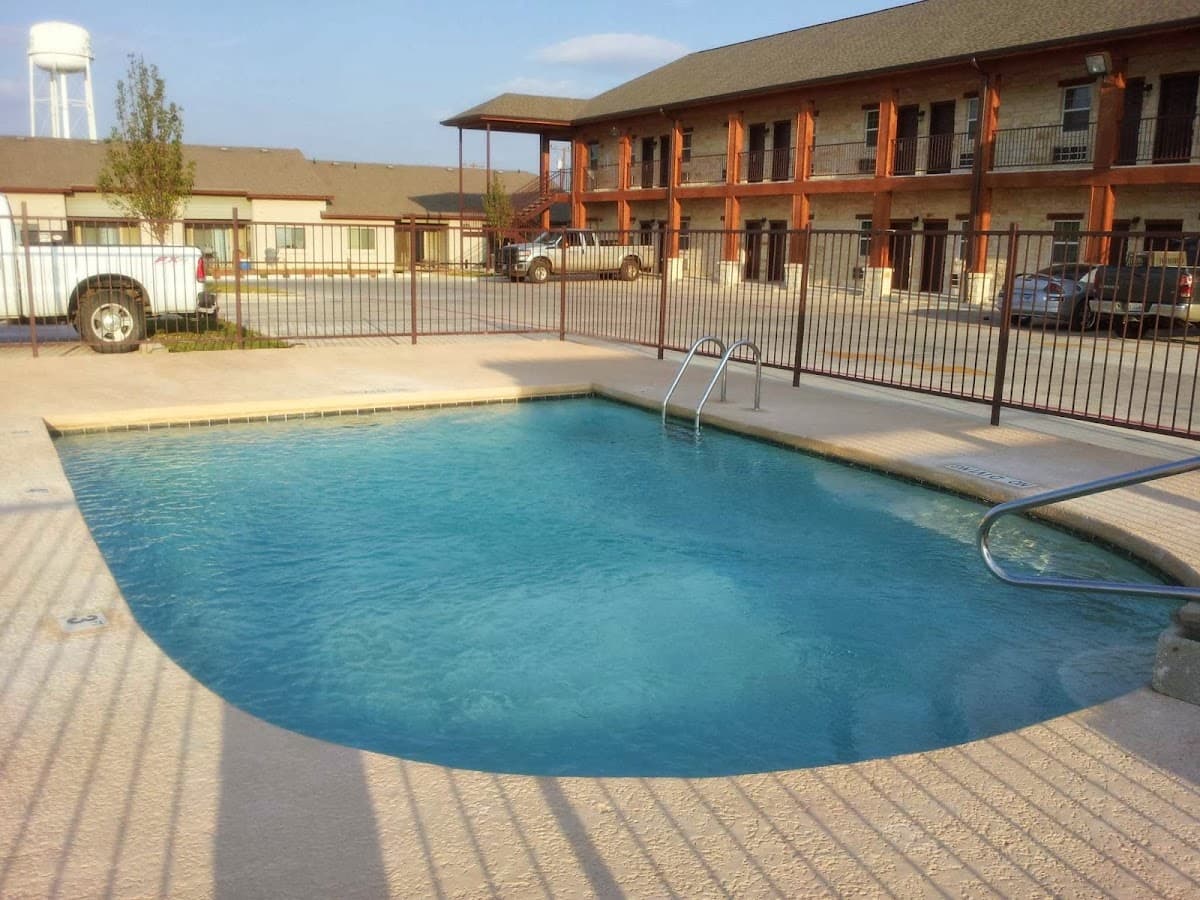 Pearsall Inn & suites