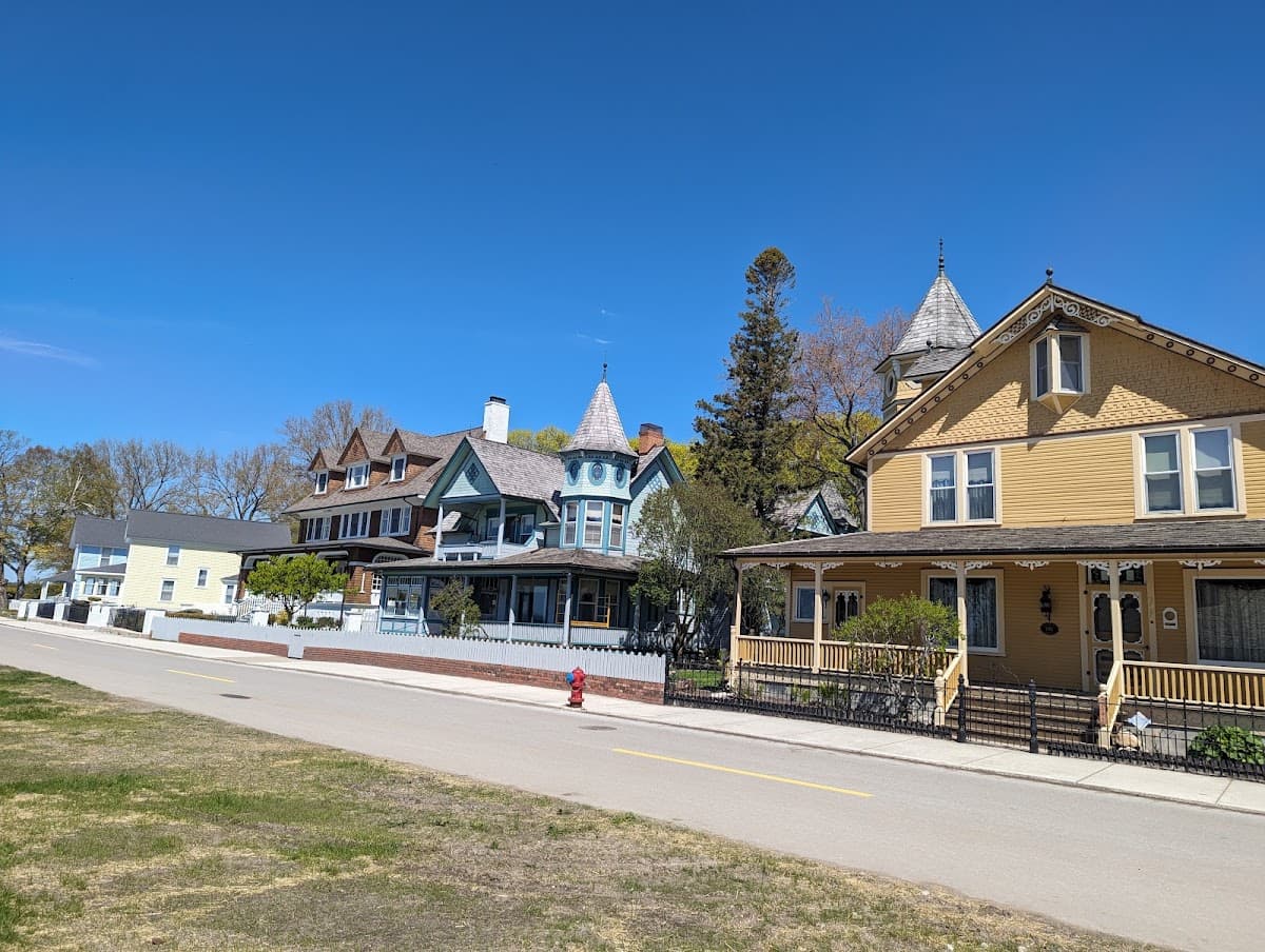 Mackinaw Beach & Bay Inn & Suites