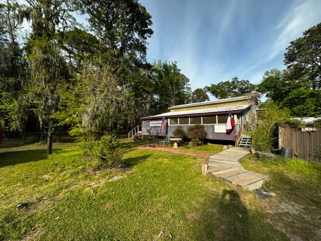Barnstormer with Spatterdock Guest Houses on Caddo Lake