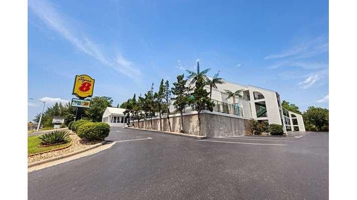 Super 8 by Wyndham Branson / Shepherd of the Hills Exwy
