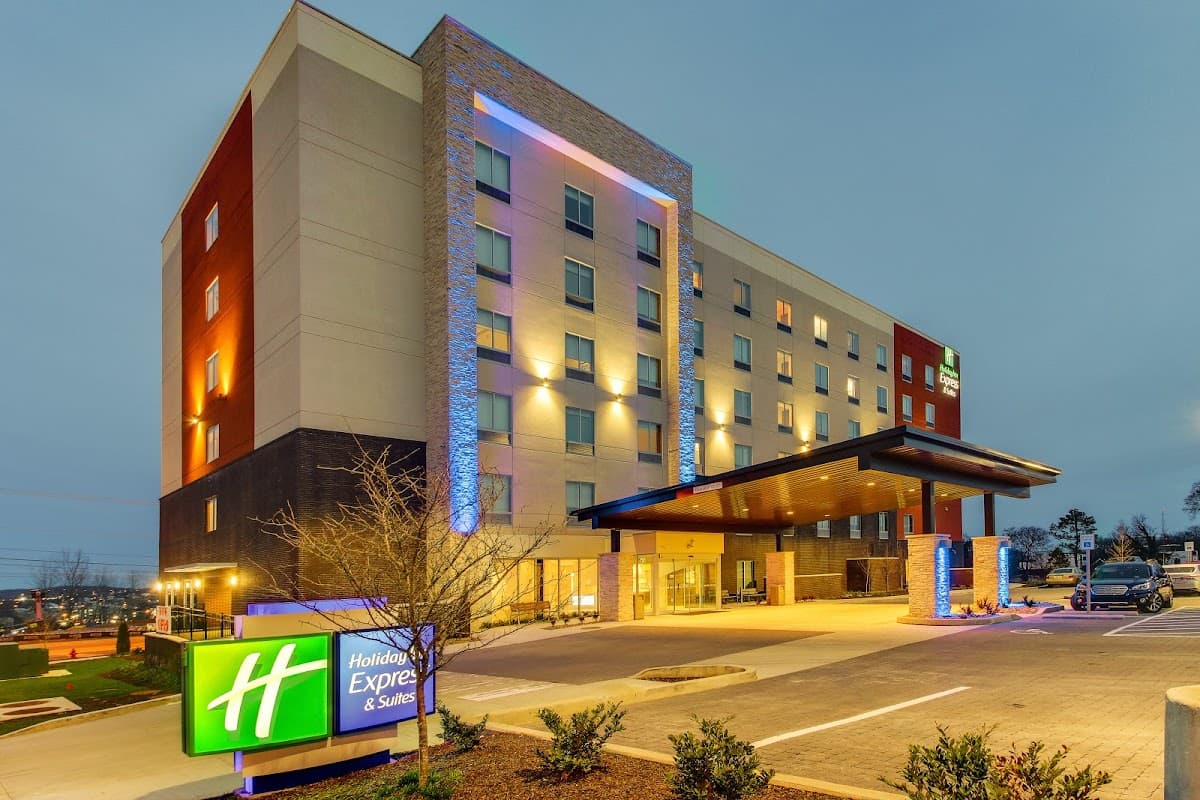 Holiday Inn Express & Suites Nashville Metrocenter Downtown by IHG