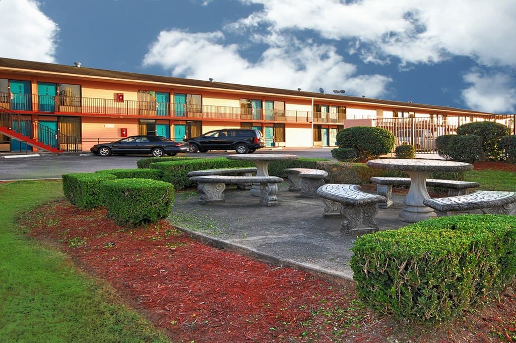 Super 6 Inn & Suites - Pensacola