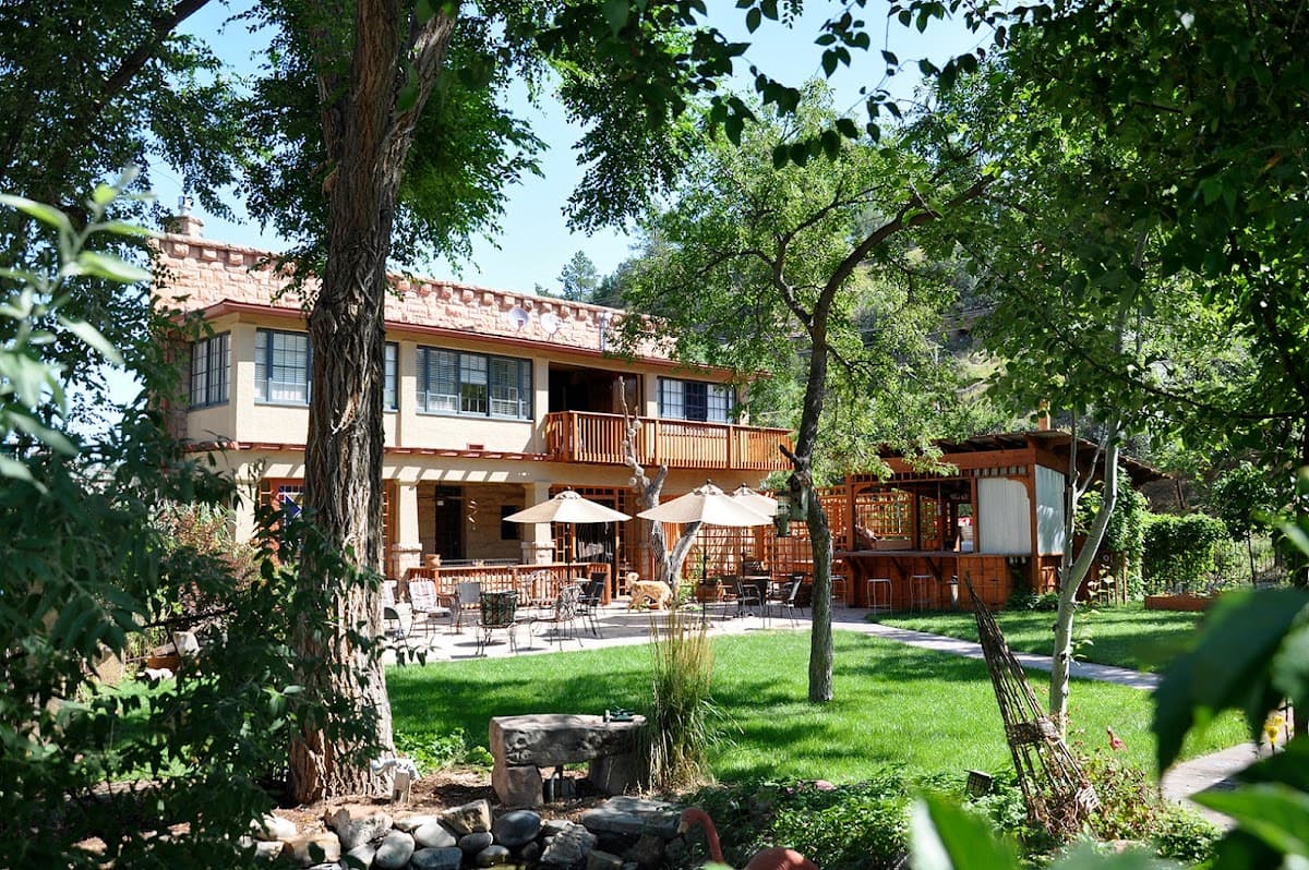 FlatIron Historic Sandstone Inn