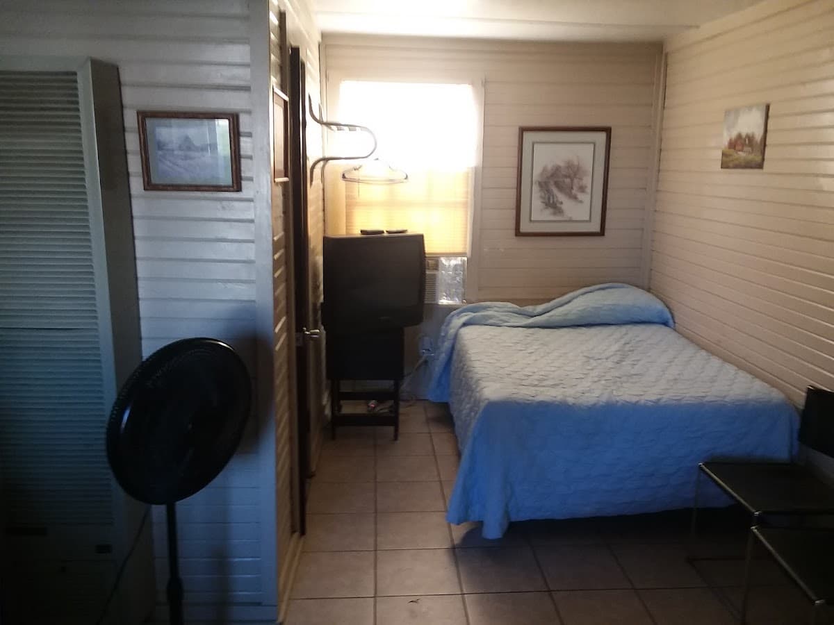 Colonial Motel