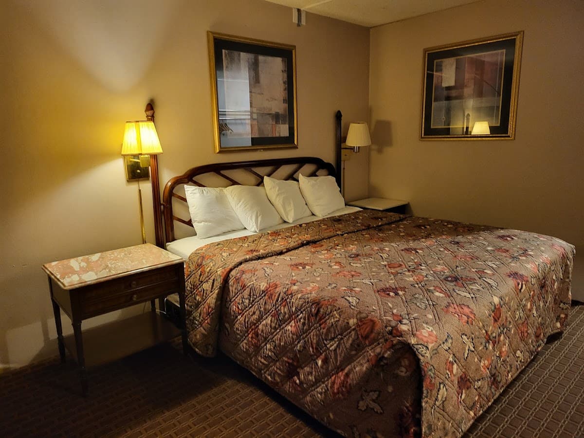 Napoleon Inn and Suites