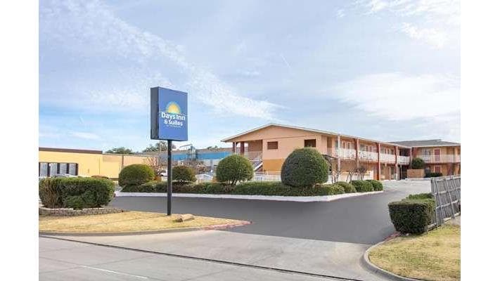 Days Inn & Suites by Wyndham Arlington Near Six Flags