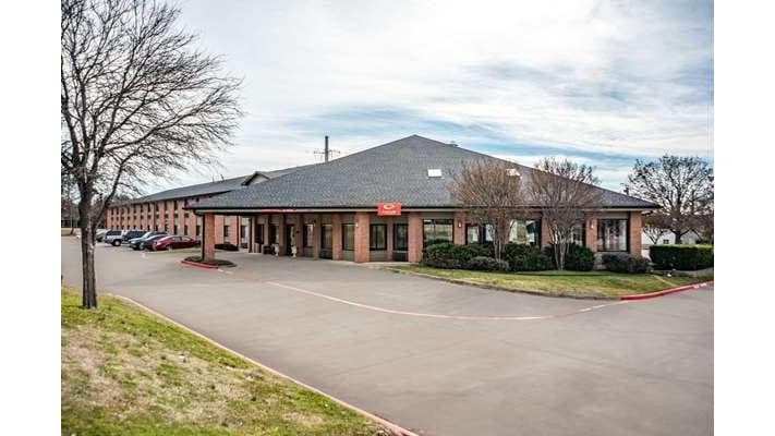Econo Lodge Inn & Suites