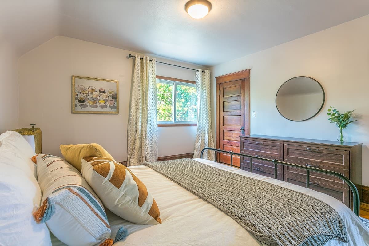 Stylish, Modern Loft at the Cottage in the City