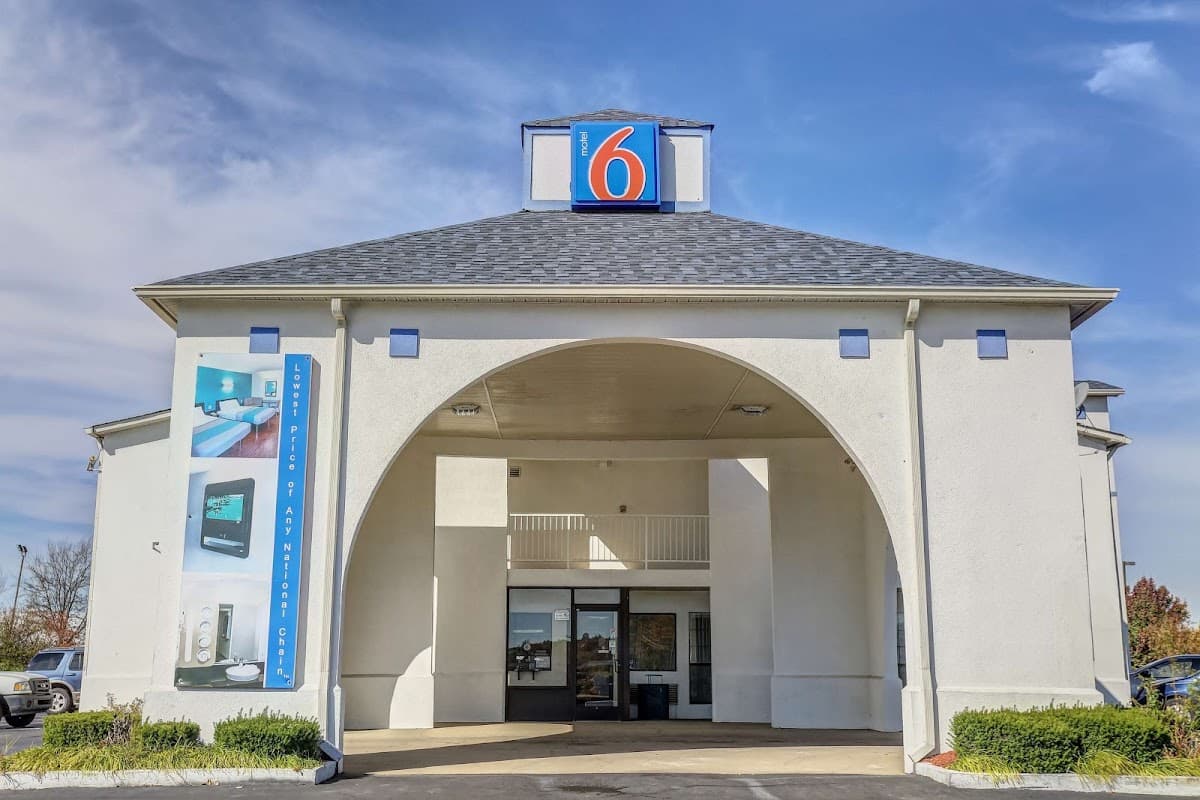 Motel 6 Dickson, TN