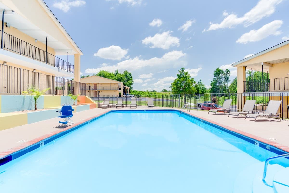 Days Inn & Suites by Wyndham Athens Alabama