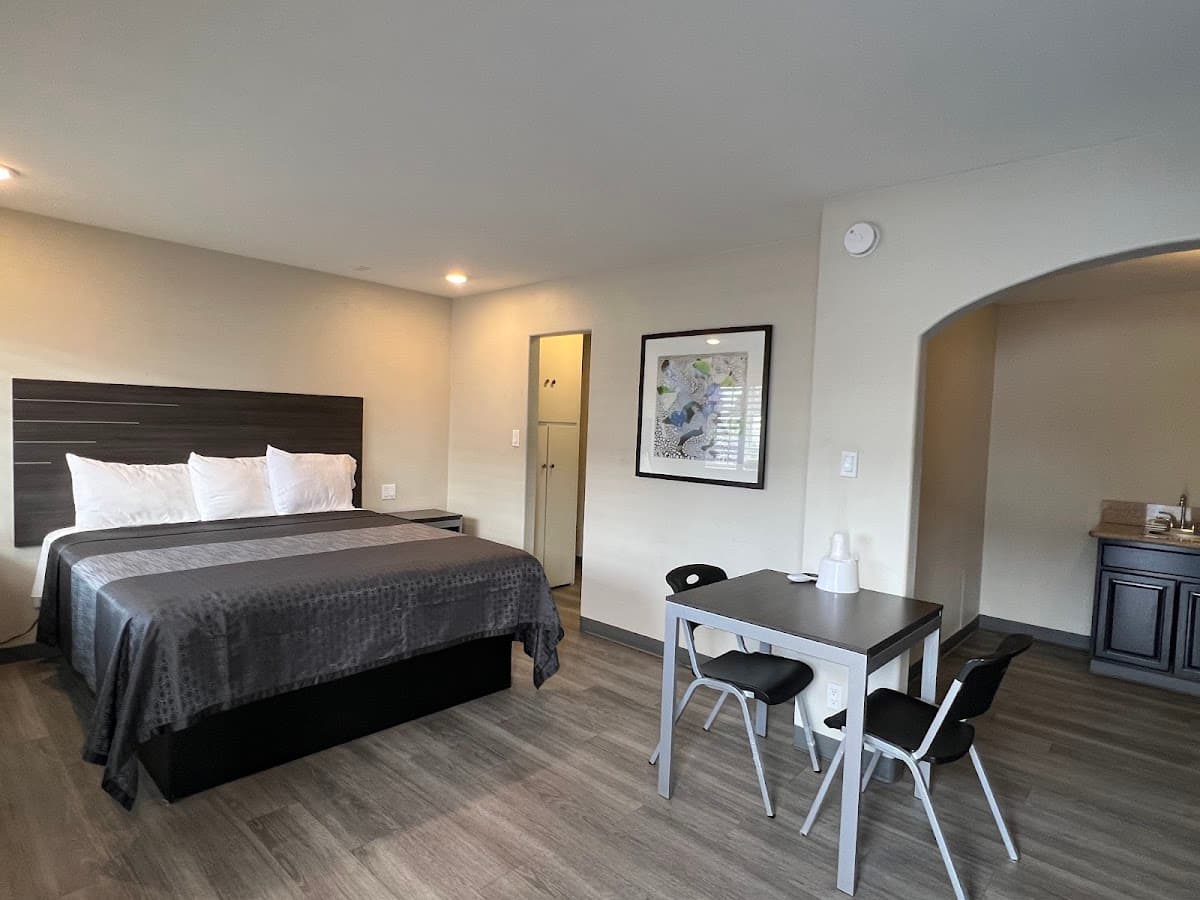 Cloud 9 Motel - Newly Renovated