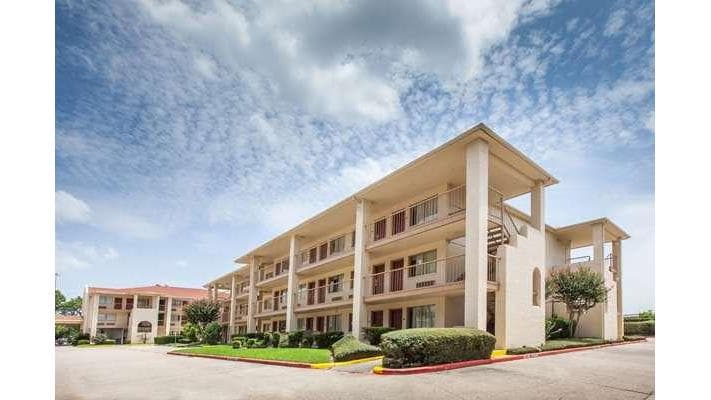 Super 8 by Wyndham Spring / The Woodlands