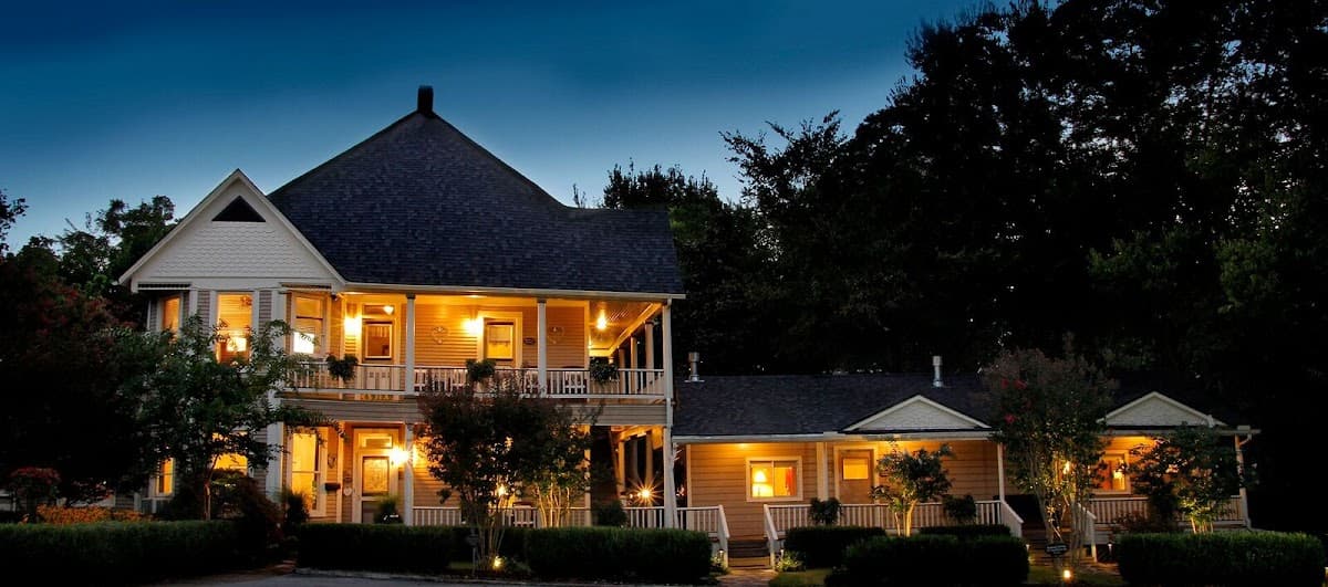 Heartstone Inn Bed & Breakfast and Cottages