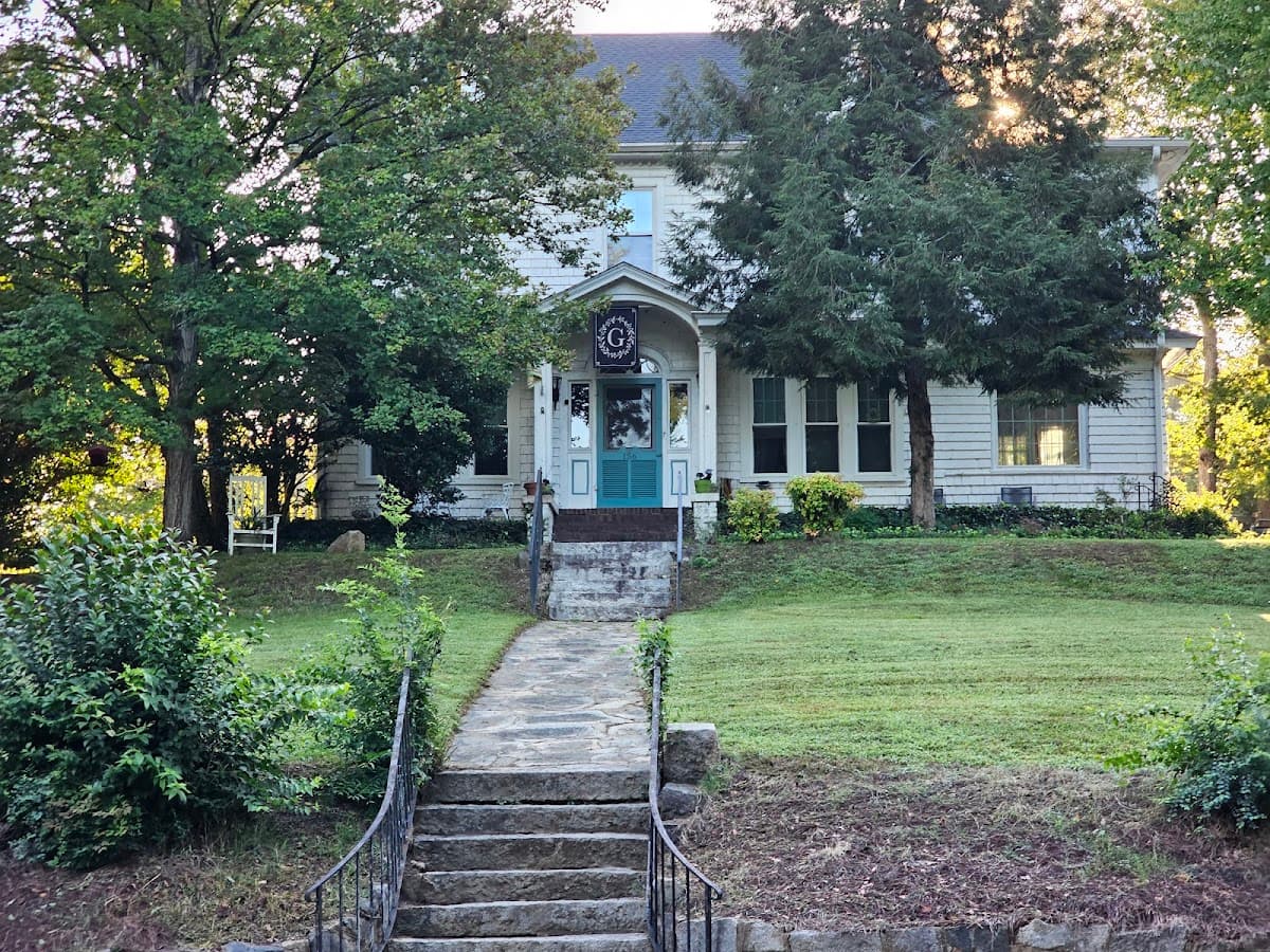 GINA'S ON MAIN Bed & Breakfast