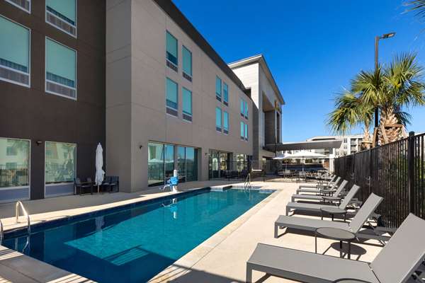 La Quinta Inn & Suites by Wyndham San Antonio at the RIM