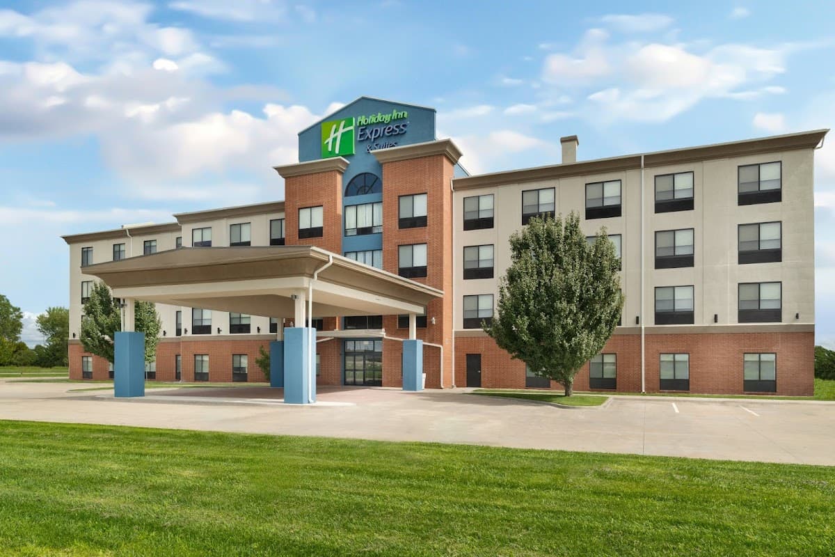 Holiday Inn Express & Suites Pratt by IHG