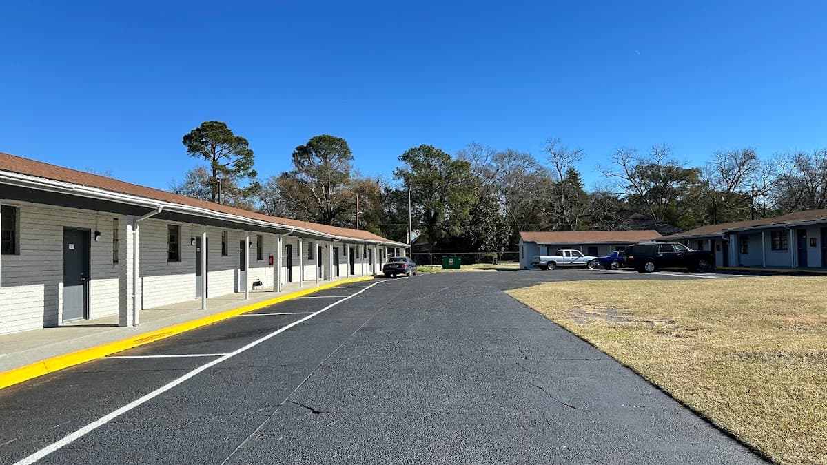 Deluxe Inn