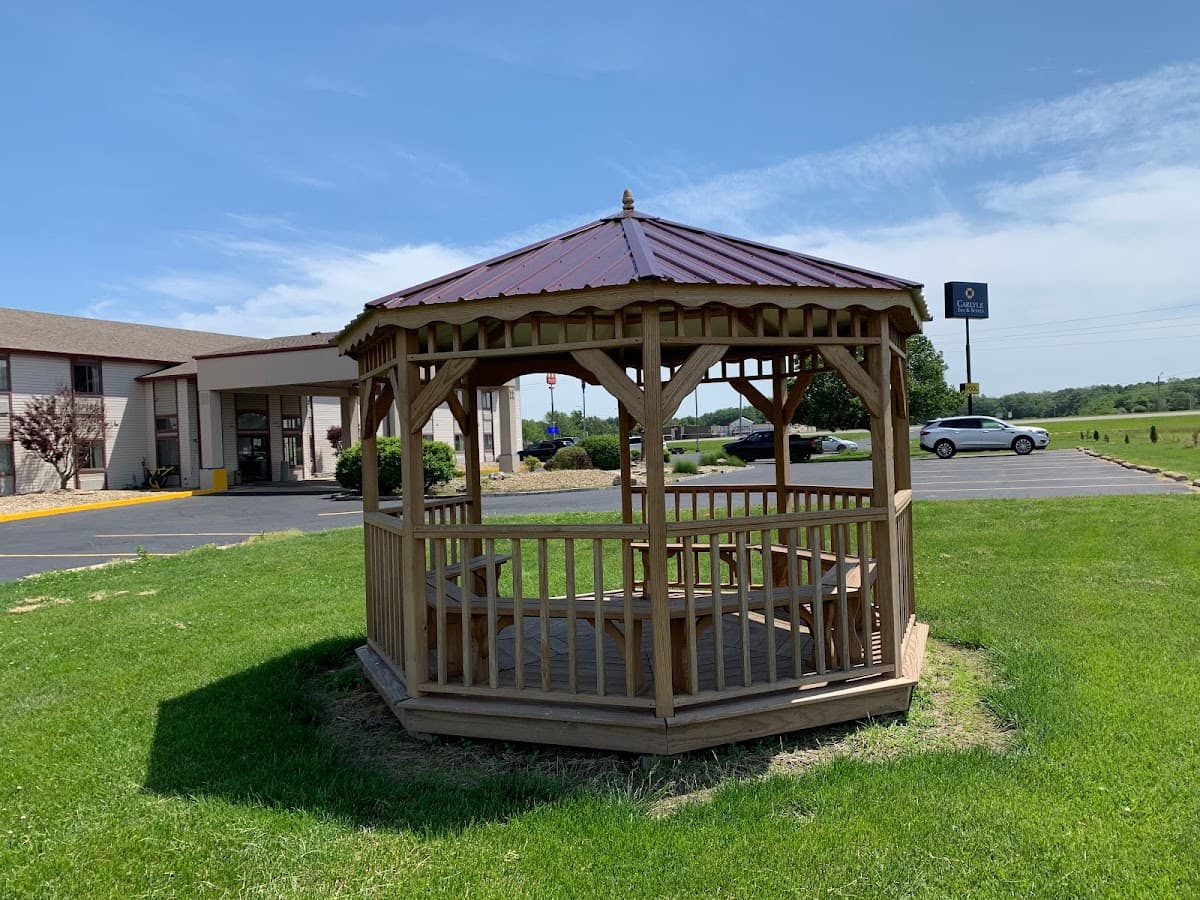 Carlyle Inn & Suites