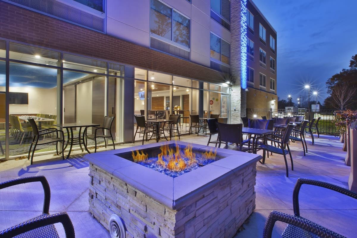 Holiday Inn Express & Suites Grand Rapids - Airport North by IHG