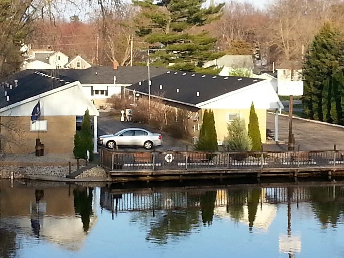 Riverside Motel