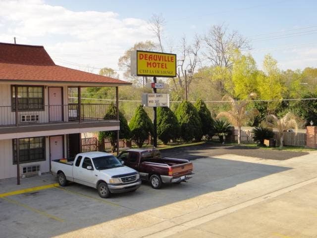 Deauville Inn & Suites