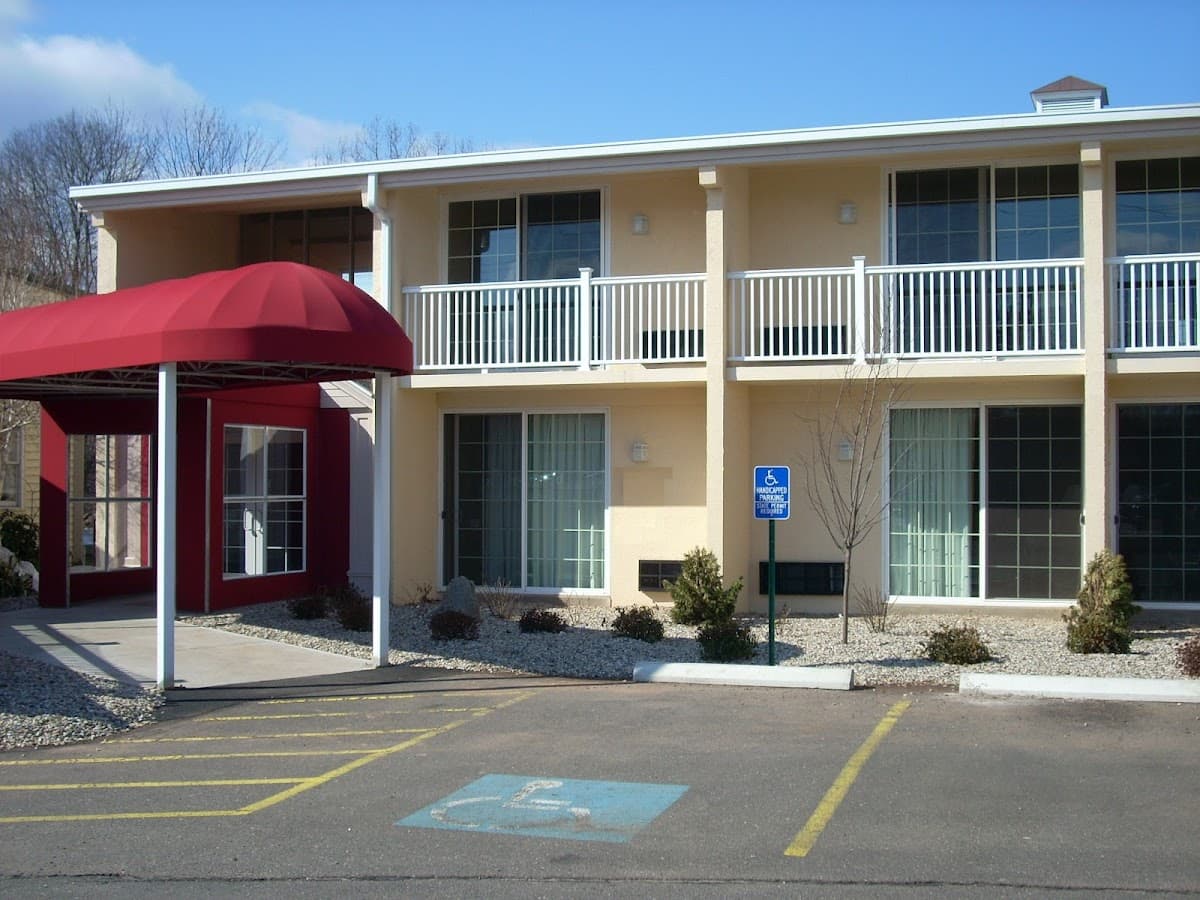 HomeSpring Inn & Studios