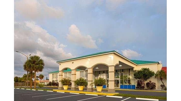 Days Inn & Suites by Wyndham Fort Pierce Midtown