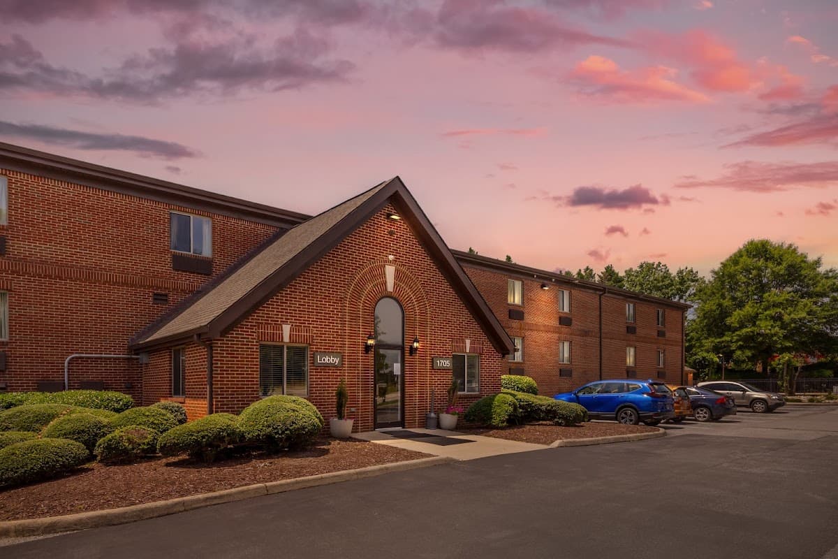 HomeTowne Studios & Suites Greensboro