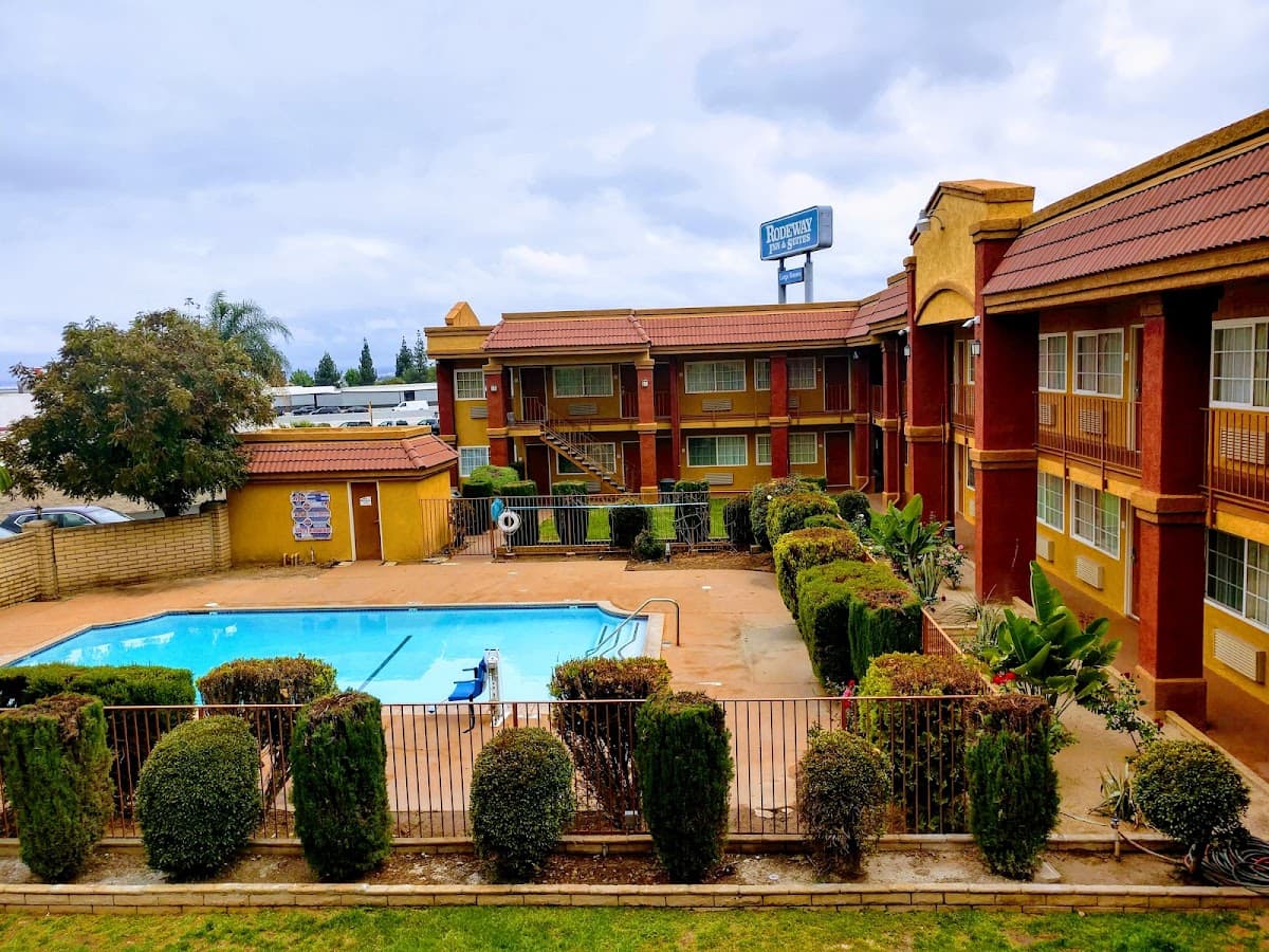 Rodeway Inn & Suites