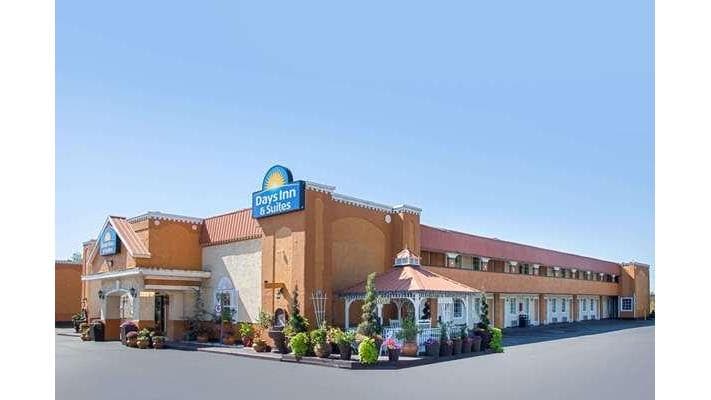 Days Inn & Suites by Wyndham Terre Haute