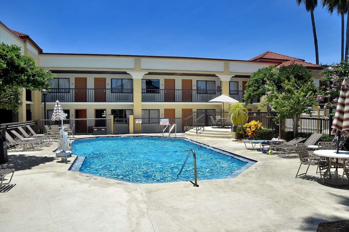Orlando East Inn & Suites