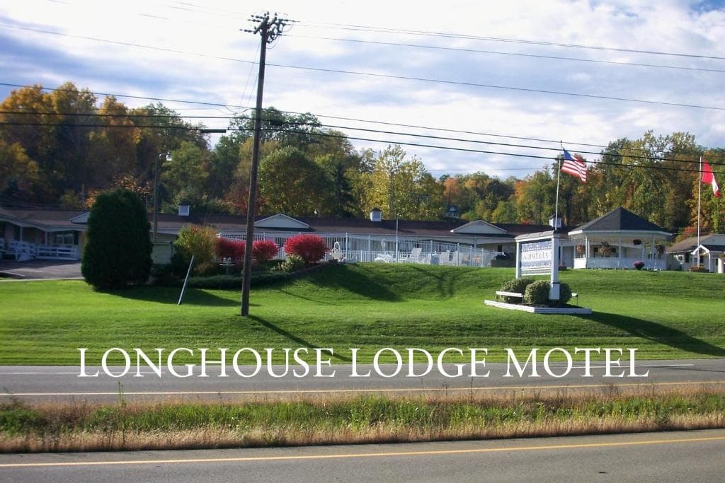 Longhouse Lodge Motel & Manor