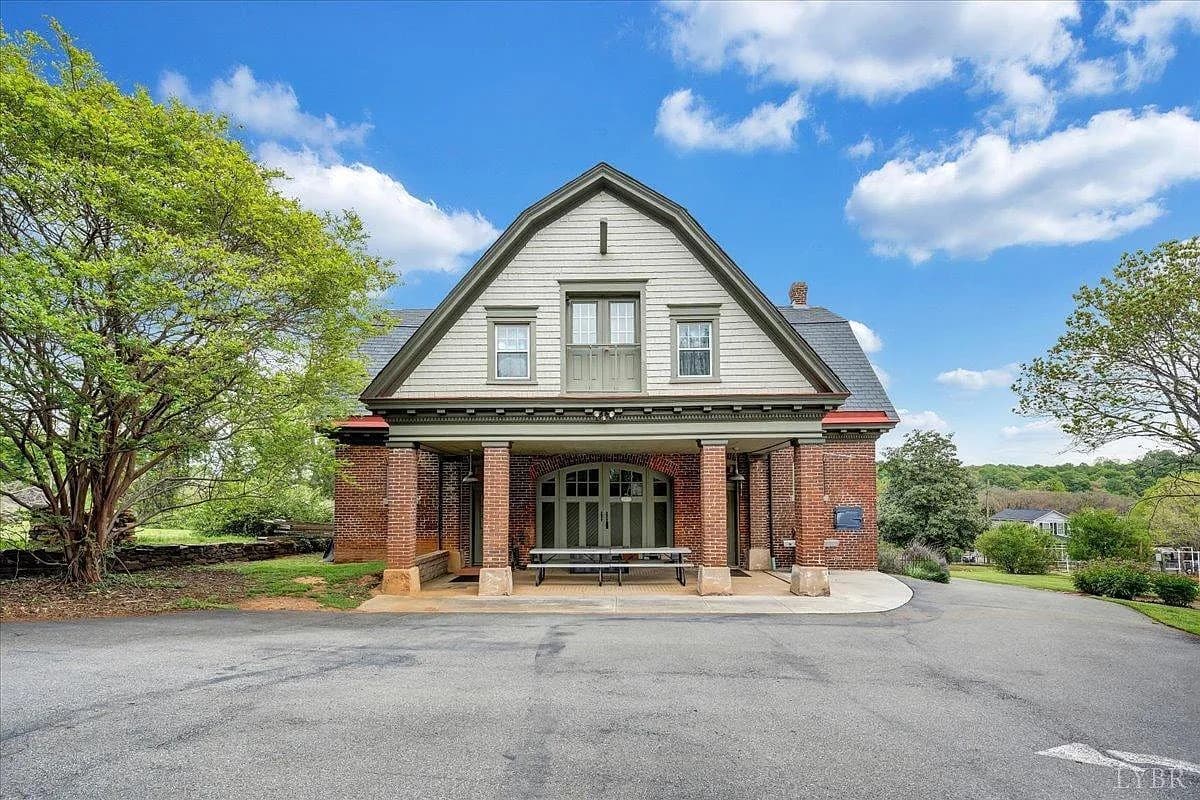 The Carriage House Inn