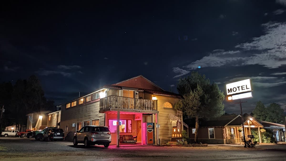 Forest House Motel