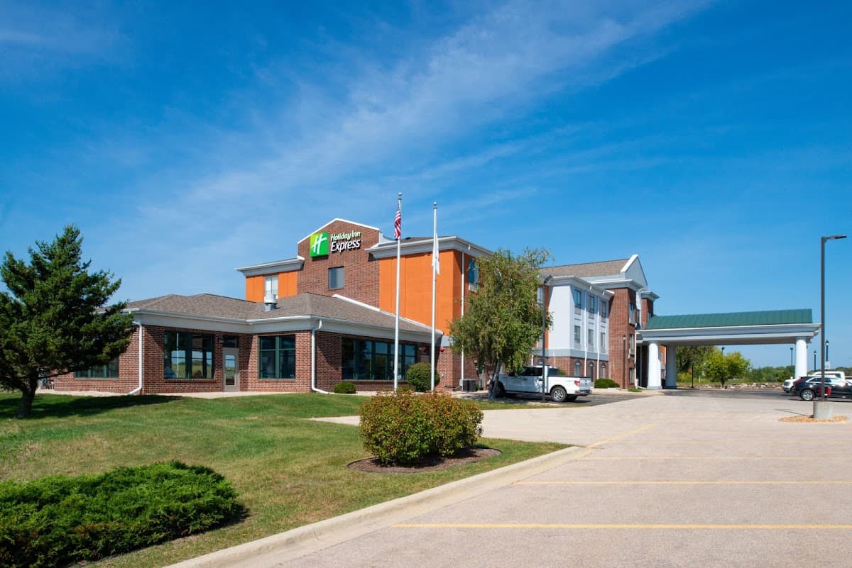Holiday Inn Express & Suites Fort Atkinson by IHG