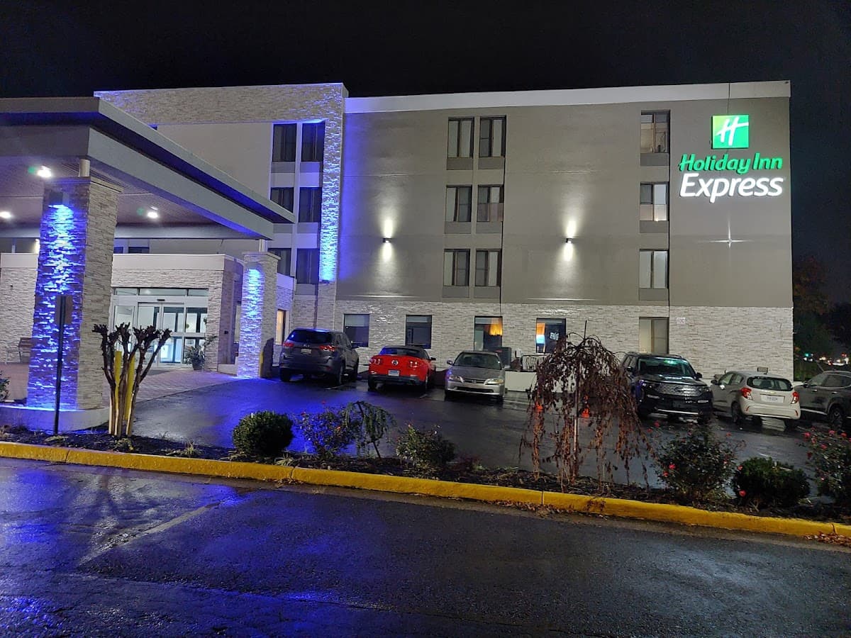 Holiday Inn Express Fairfax - Arlington Boulevard, an IHG Hotel