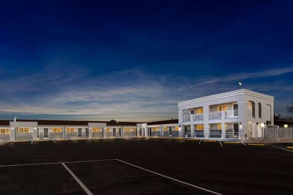 Econo Lodge Inn & Suites