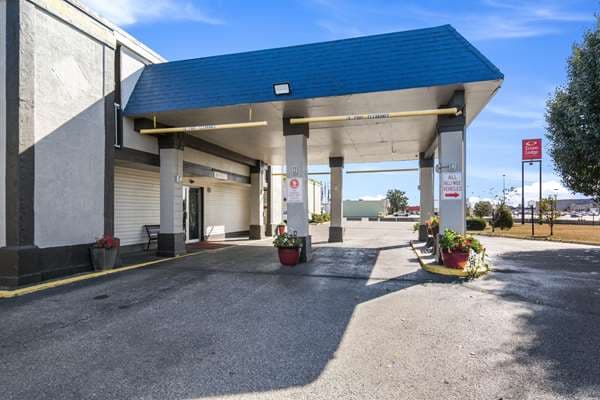 Econo Lodge Inn & Suites