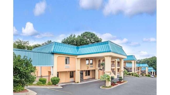 Super 8 by Wyndham Forest Park