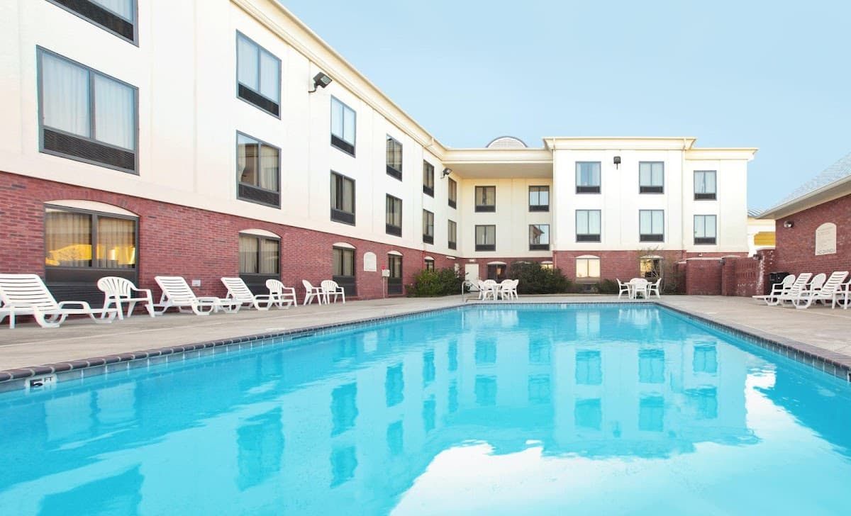 Holiday Inn Express & Suites Pine Bluff by IHG