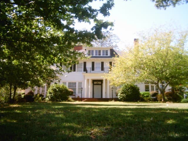 Annie's Guest House w/Two Room Lounge