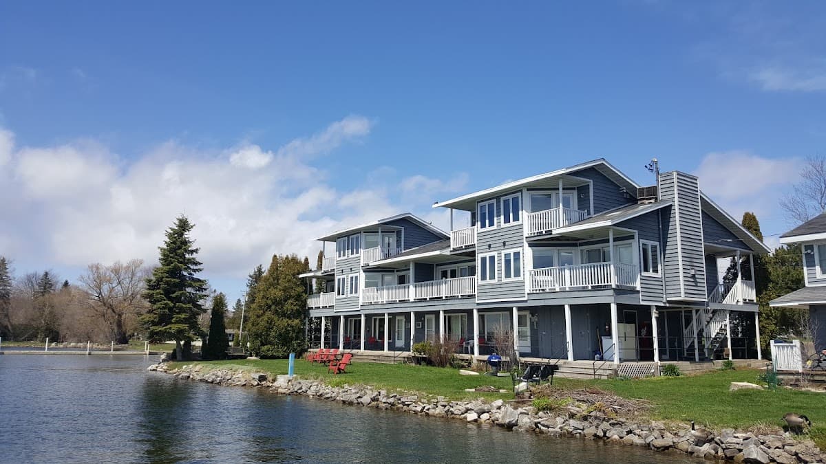 Snug Harbor Inn and Cottages Door County