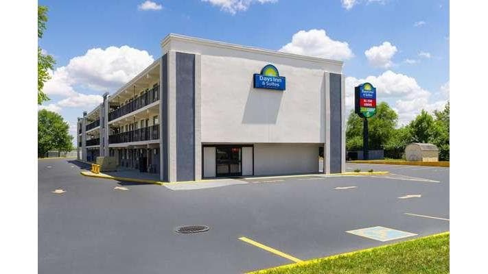 Days Inn & Suites by Wyndham Indianapolis Airport East