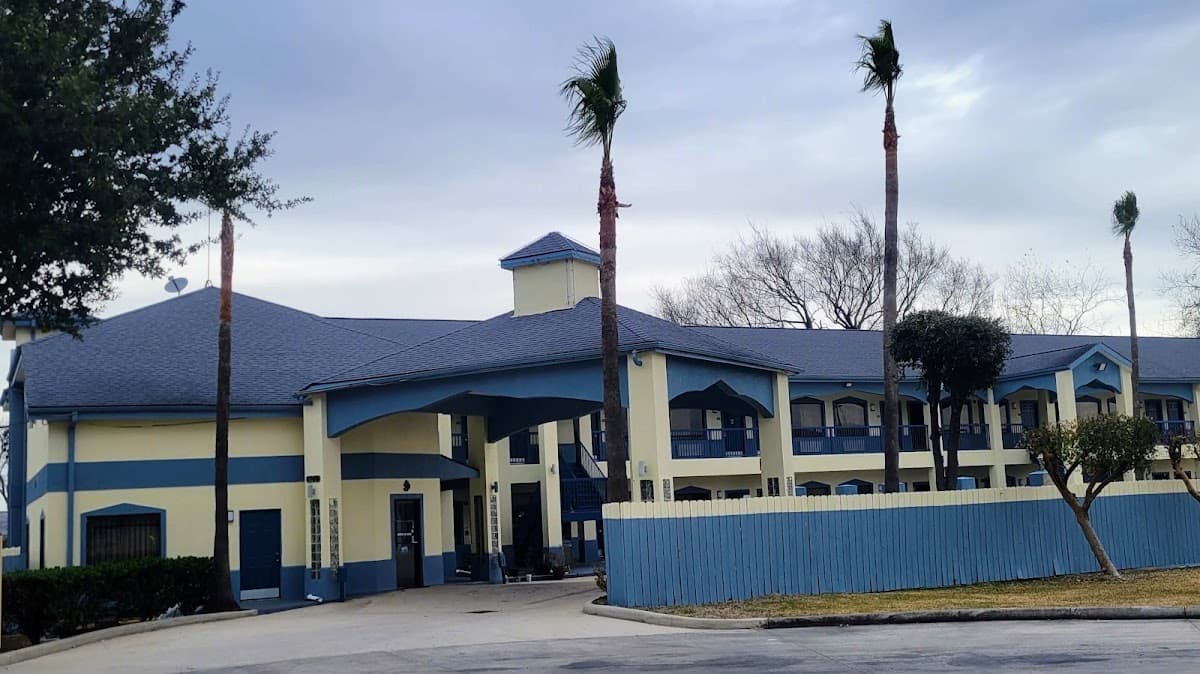 Taj Inn & Suites